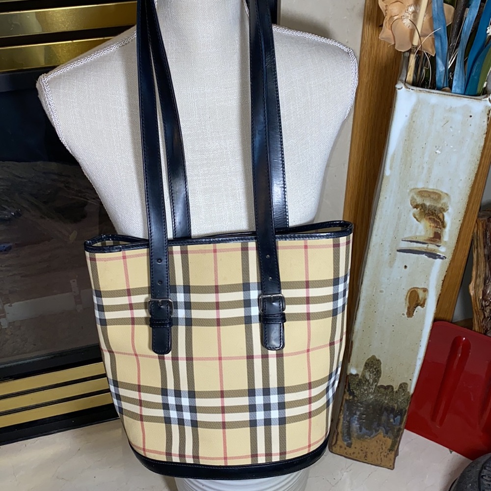 Burberry Nova Check w/Black Leather (Coated)TOTEw/ feet EUC! Hot ITEM! LARGE❤️🔥